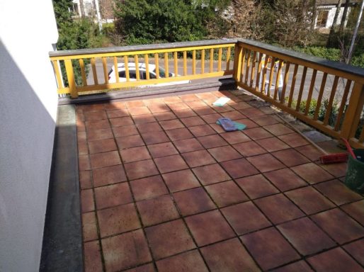 Terrasse vor der Balkonsanierung.