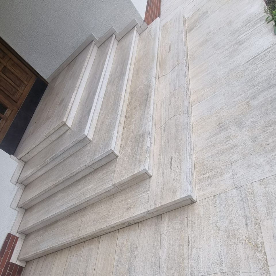 Alte Natursteintreppe, welche von der Firma Mazur Baugestaltung aufbereitet wurde.