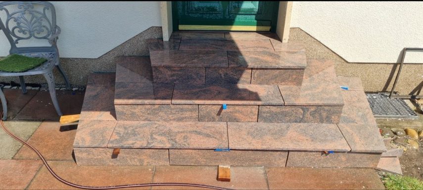 Eingangstreppe mit Granitbelag im Zuge einer Treppensanierung.