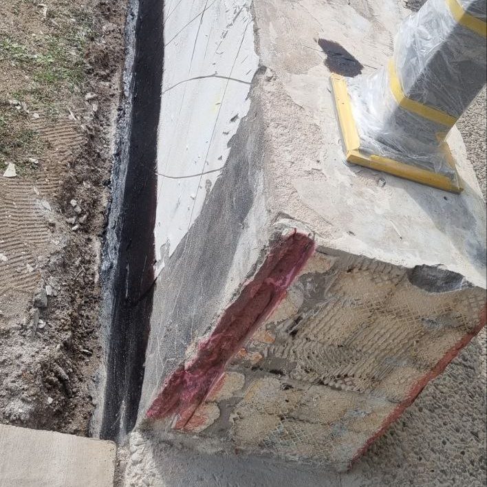 Sanierungsbedürfte Mauer vor einer Mauerwerksabdichtung der Firma Mazur Baugestaltung.