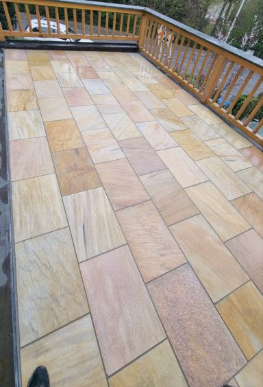 Terrasse mit Naturstein Belag vor der Balkonabdichtung.