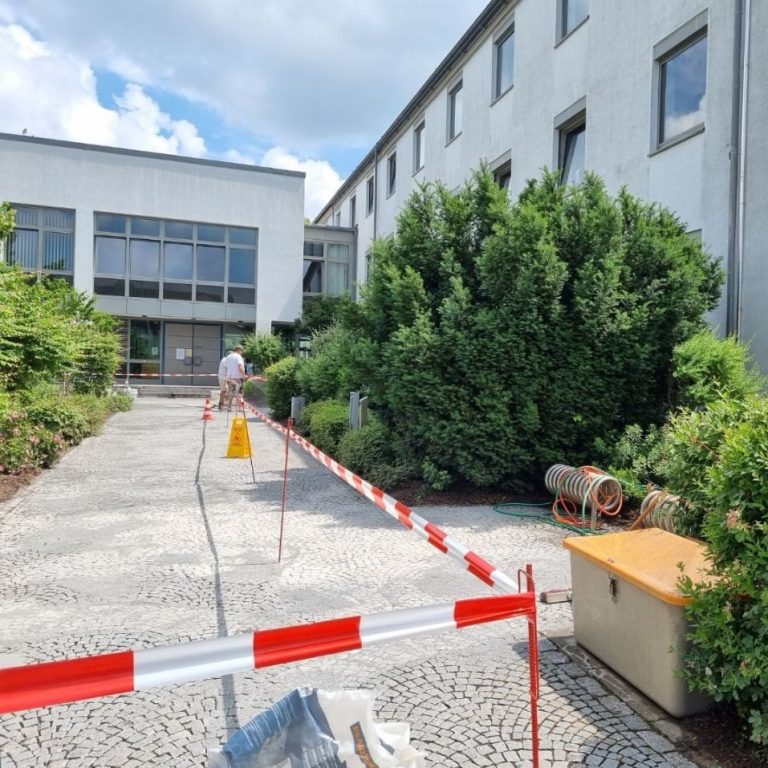 Kaputte Balkonansicht vor einer Balkonsanierung der Firma Mazur Baugestaltung.