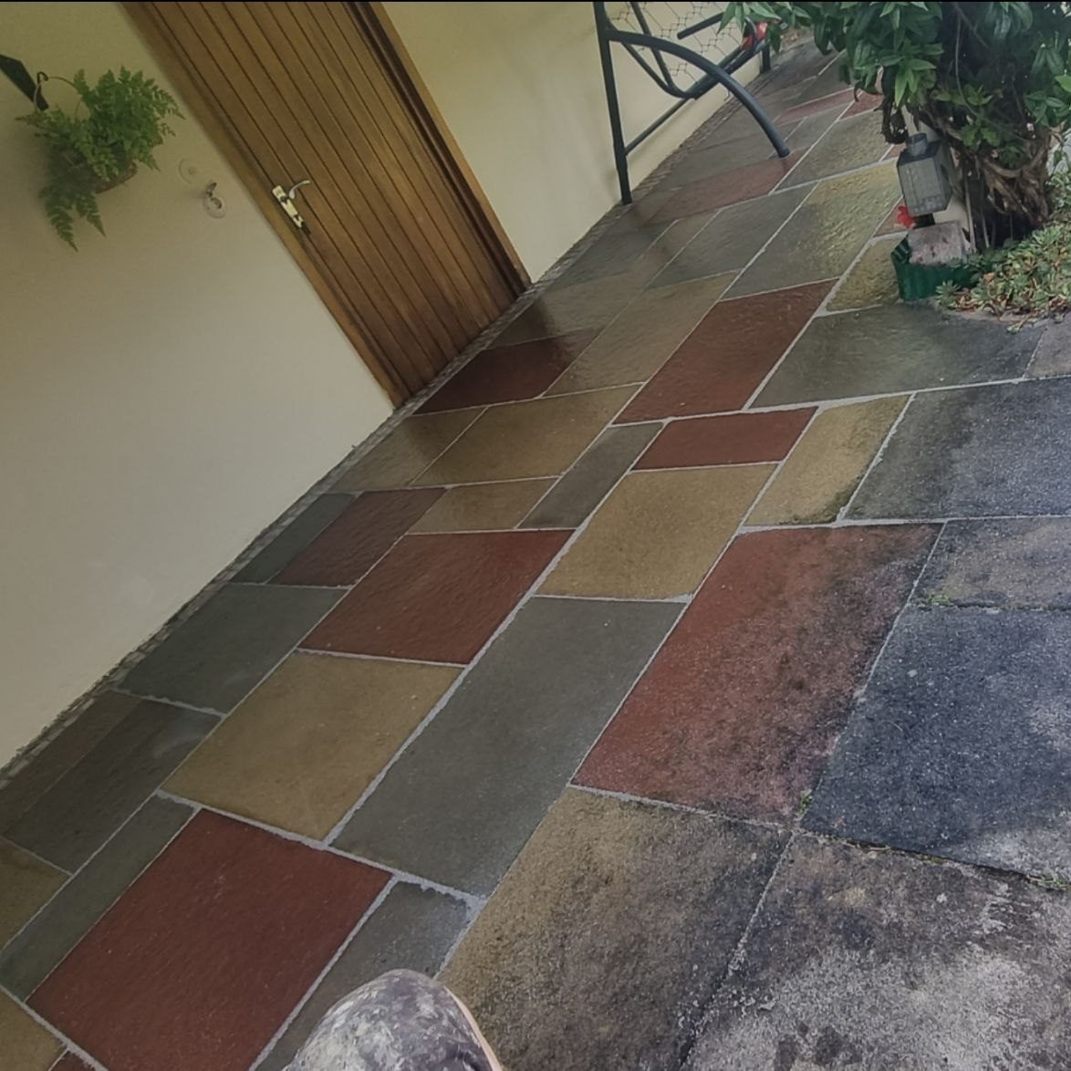 Eine Terrasse die eine Aufbereitung und neue Fugen von der Firma Mazur Baugestaltung bekommen hat.