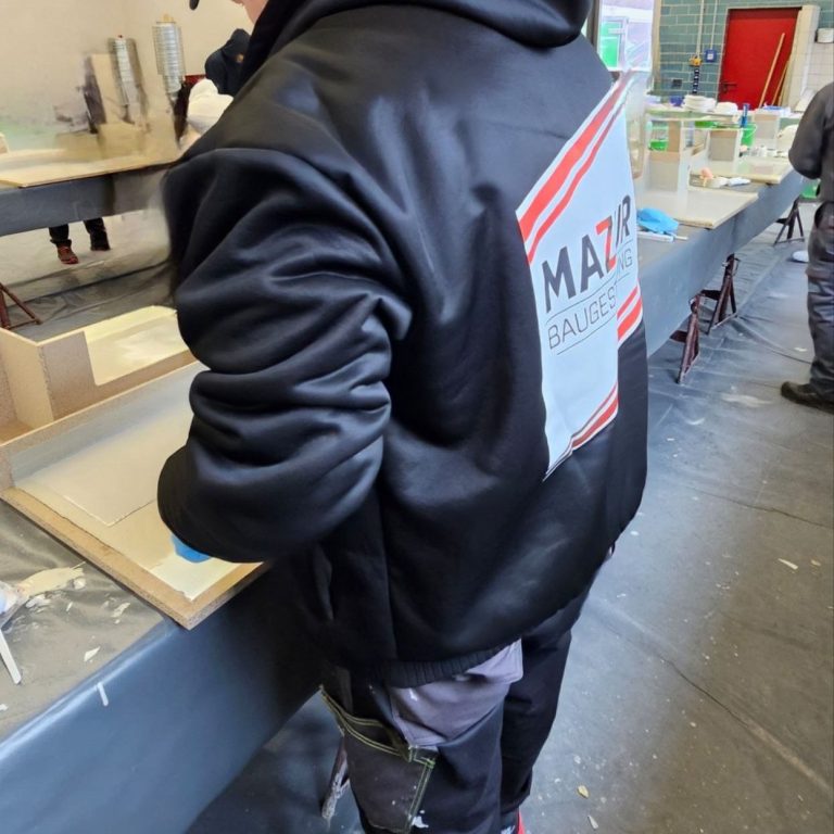 Mitarbeiter der Firma Mazur Baugestaltung bei einer Schulung.