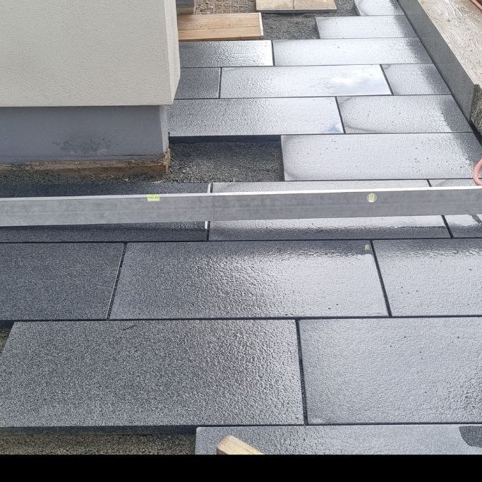 Granitplatten im halbverband verlegt von der Firma Mazur Baugestaltung.