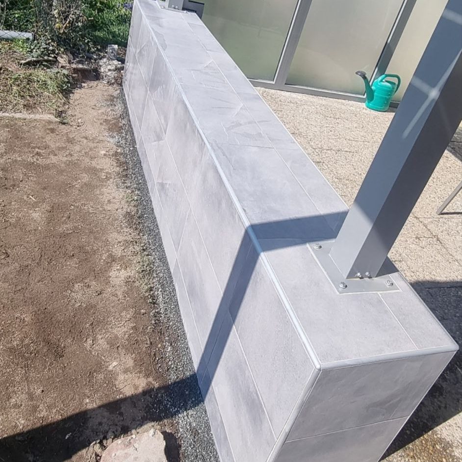 Sanierte Mauer welche zum Schutz mit Fliesen verkleidet wurde.