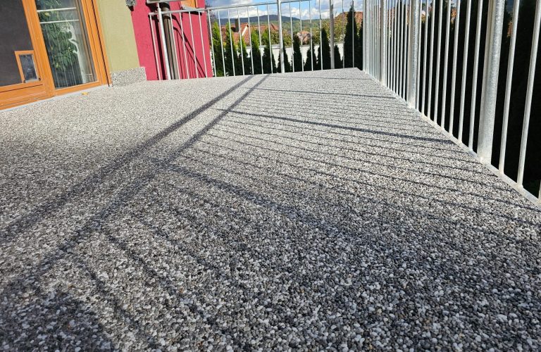 Sanierter Balkon Flüssigkunststoff Balkonbeschichtung auf einem Balkon.